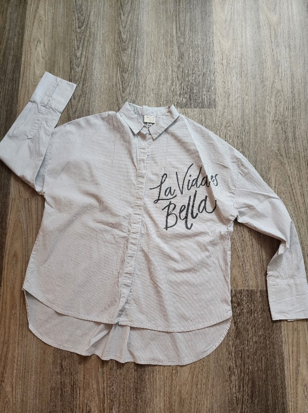 Women's Button-Up Shirt with 'La Vida es Bella' Script